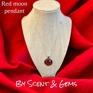 Scent & Gems, Red moon pendant